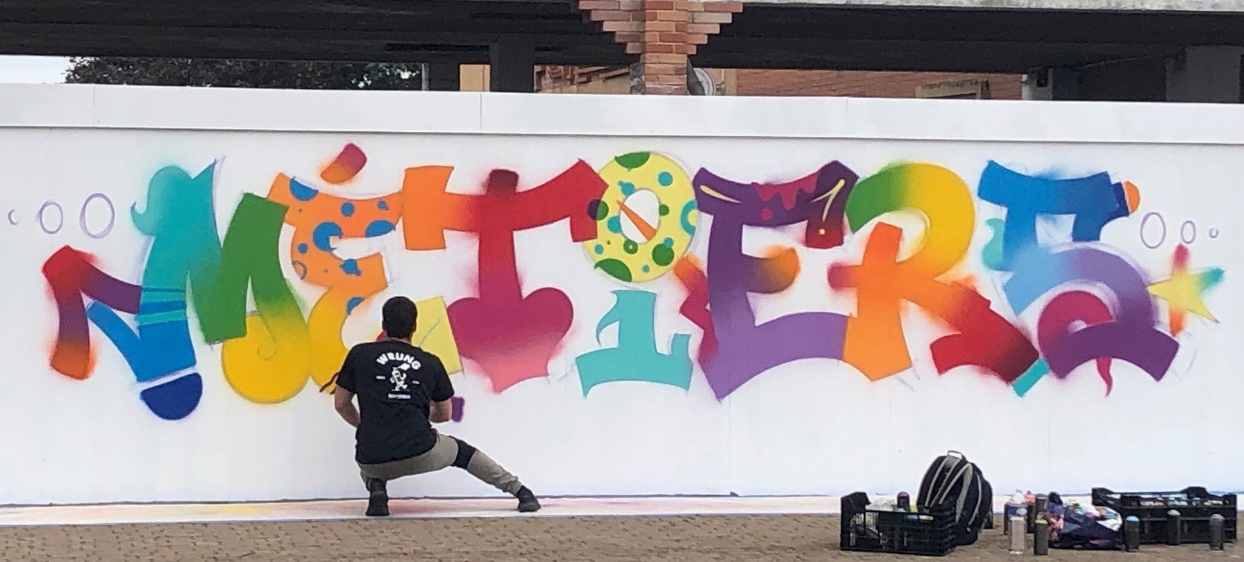 un homme graff le mot métiers en couleur