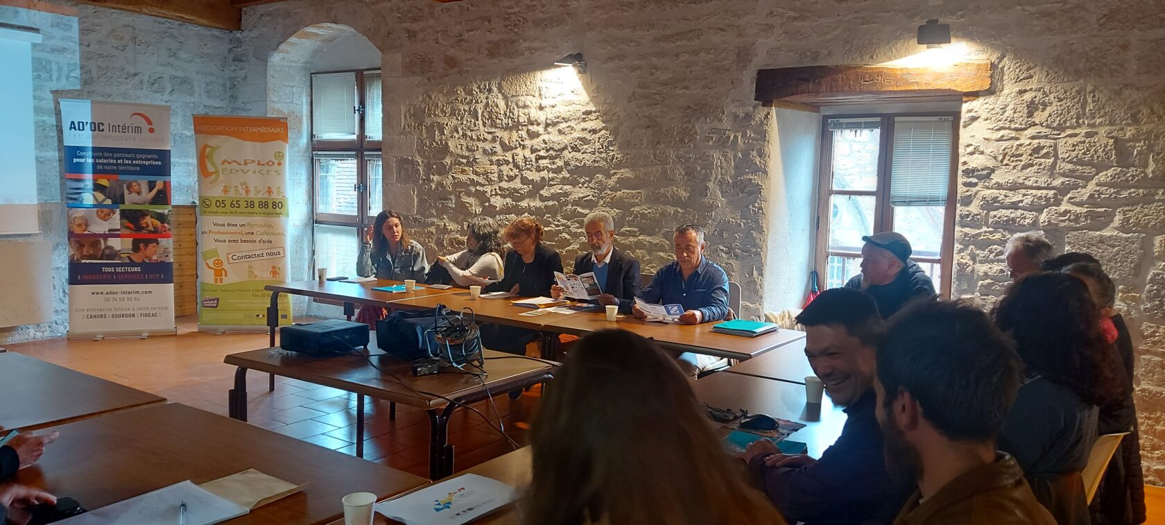 participants réunis autour d'une table