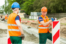 2 hommes souriants discutent sur un chantier de la route
