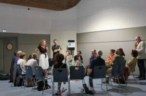 Céline Frier anime un atelier sur TZCLD auprès d'un groupe de participants
